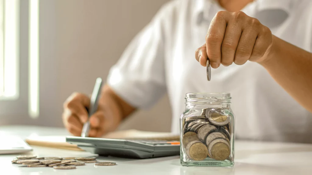 Personne comptant la monnaie